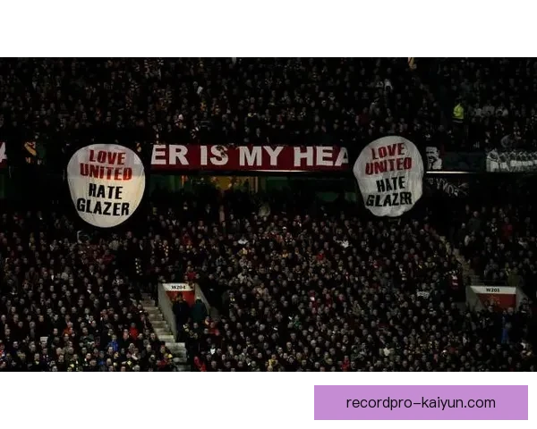 穆西亚拉与球迷的互动方式逐渐升级，展现出良好的亲和力与沟通能力