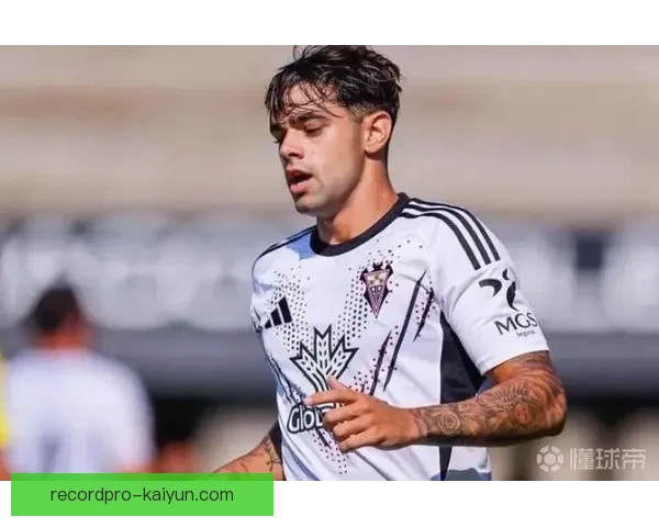 拉菲尼亚表现稳健，职业生涯遗憾引发球迷关注